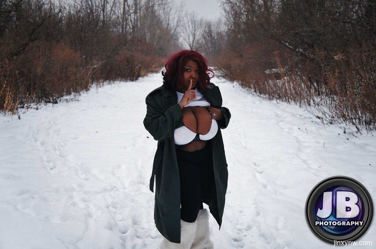 Jinxy's Snowy Seduction: Chubby Ebony Woman Exposes Her Incredible Cleavage - 