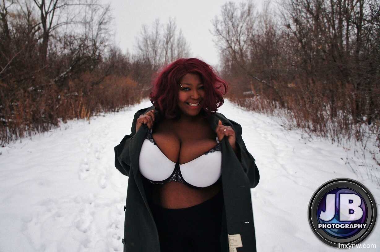 Jinxy's Snowy Seduction: Chubby Ebony Woman Exposes Her Incredible Cleavage - 