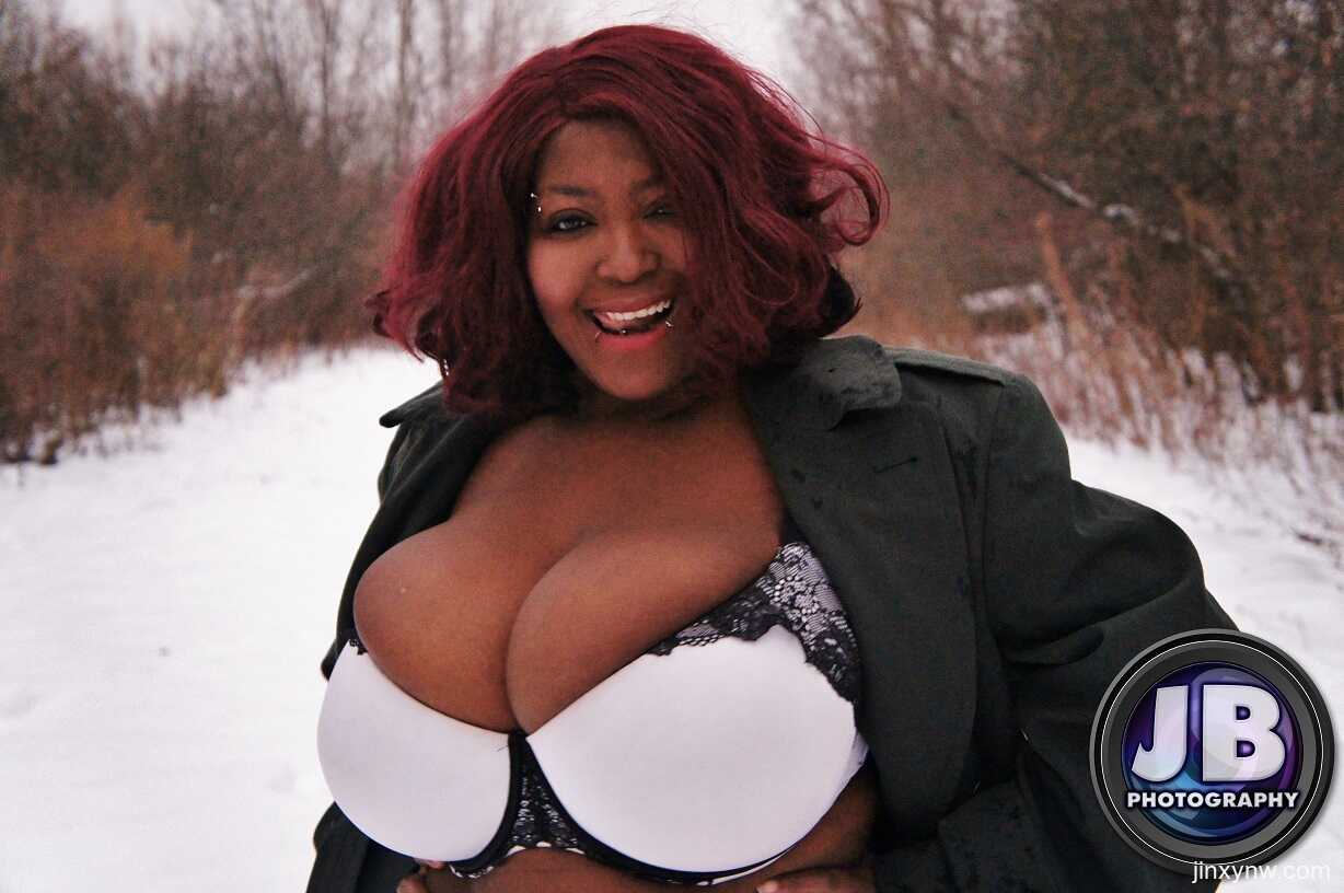 Jinxy's Snowy Seduction: Chubby Ebony Woman Exposes Her Incredible Cleavage