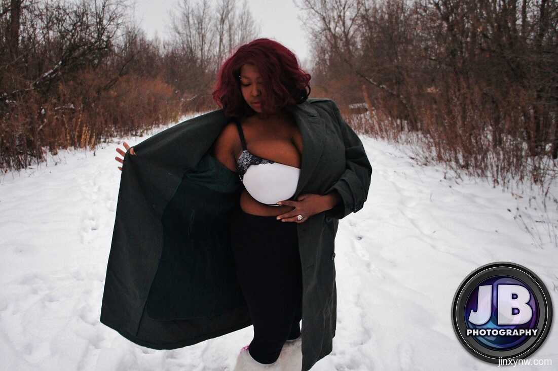 Jinxy's Snowy Seduction: Chubby Ebony Woman Exposes Her Incredible Cleavage - 
