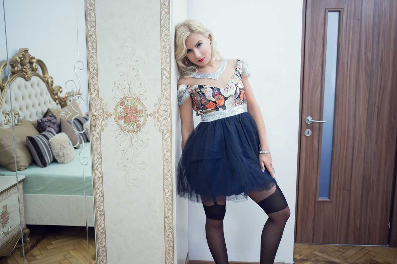 Blonde Amateur Vanesa Parks Poses In Her Hot Stockings - Vanesa Parks
