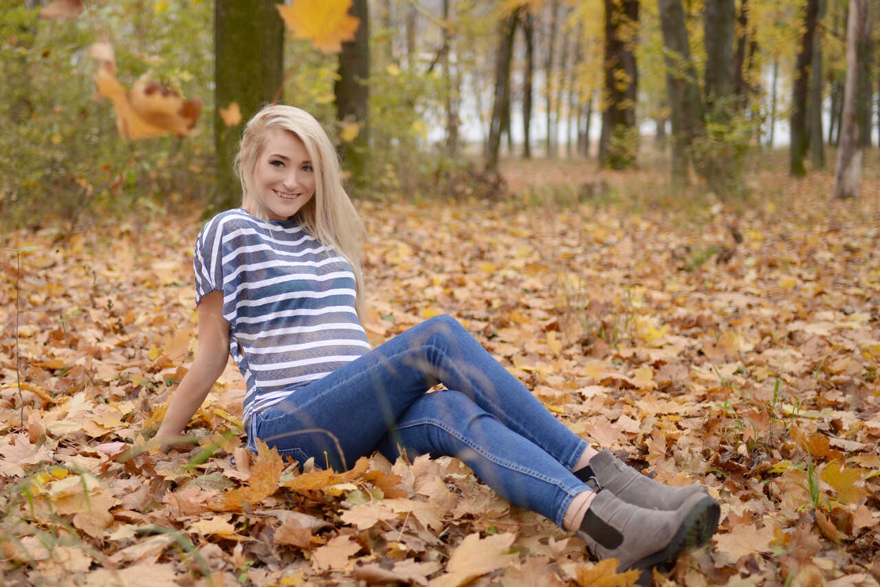 Medeea's Forest Fantasy: A Blonde Amateur Babe Strips Down to Her Hot Outfits in the Great Outdoors! - 