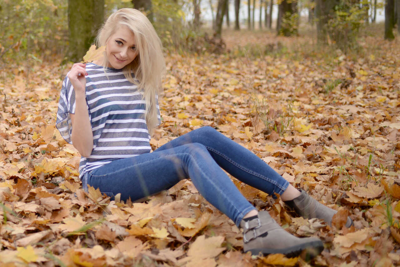 Medeea's Forest Fantasy: A Blonde Amateur Babe Strips Down to Her Hot Outfits in the Great Outdoors! - 