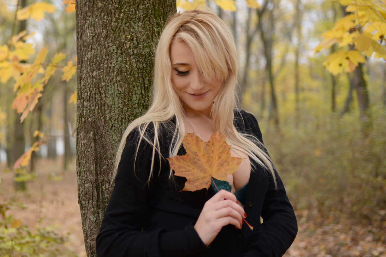 Medeea's Forest Fantasy: A Blonde Amateur Babe Strips Down to Her Hot Outfits in the Great Outdoors! - 