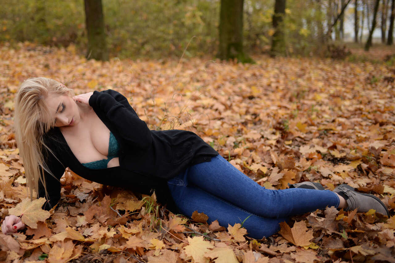 Medeea's Forest Fantasy: A Blonde Amateur Babe Strips Down to Her Hot Outfits in the Great Outdoors! - 