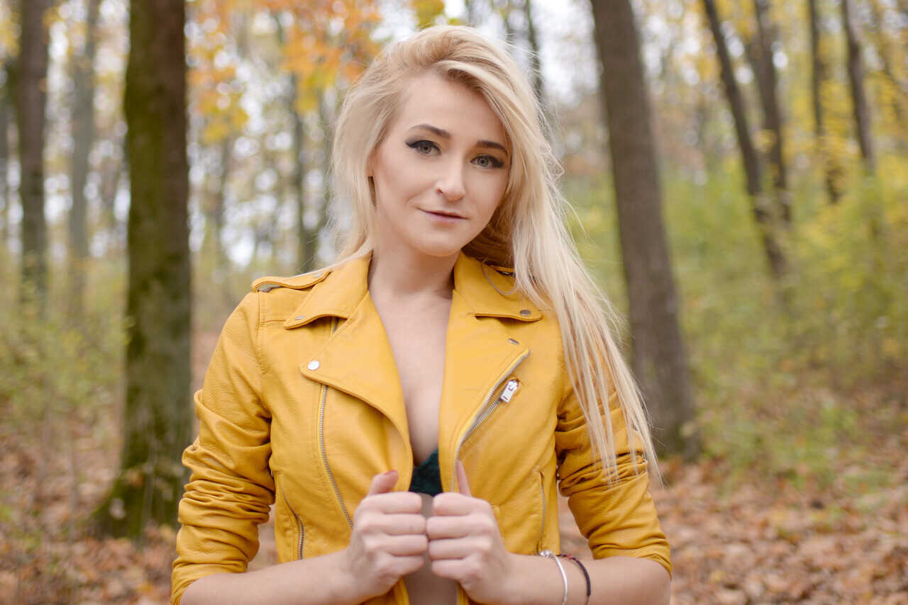 Medeea's Forest Fantasy: A Blonde Amateur Babe Strips Down to Her Hot Outfits in the Great Outdoors! - 