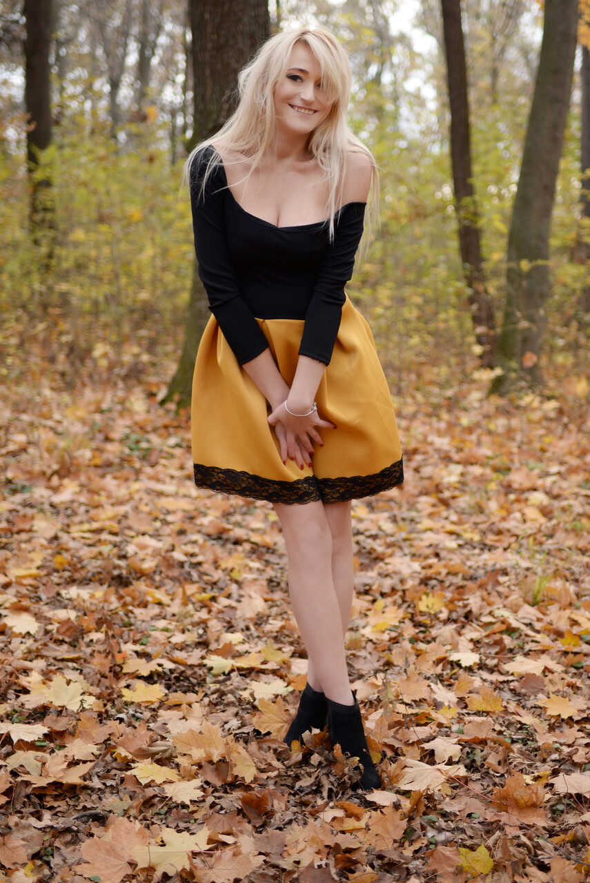 Medeea's Forest Fantasy: A Blonde Amateur Babe Strips Down to Her Hot Outfits in the Great Outdoors! - 