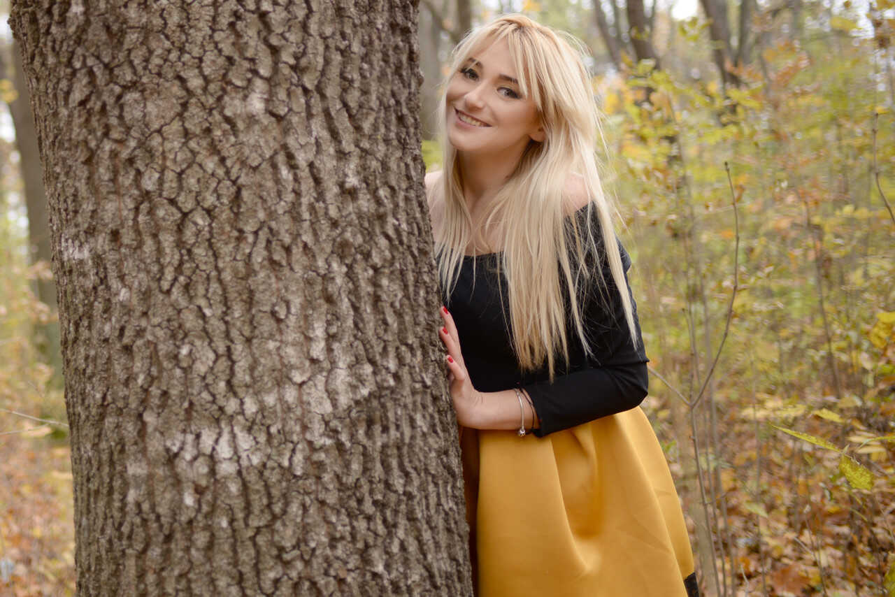 Medeea's Forest Fantasy: A Blonde Amateur Babe Strips Down to Her Hot Outfits in the Great Outdoors! - 