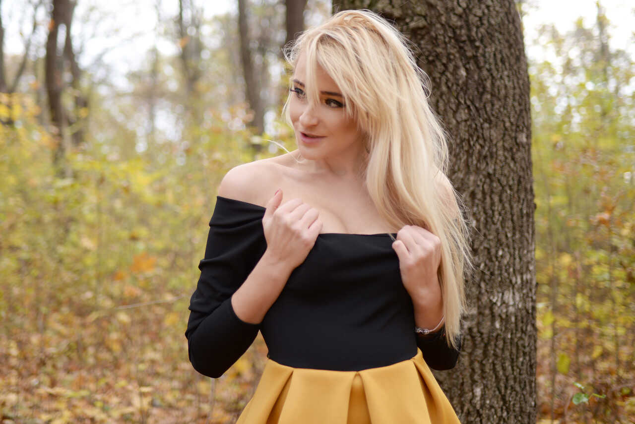 Medeea's Forest Fantasy: A Blonde Amateur Babe Strips Down to Her Hot Outfits in the Great Outdoors! - 