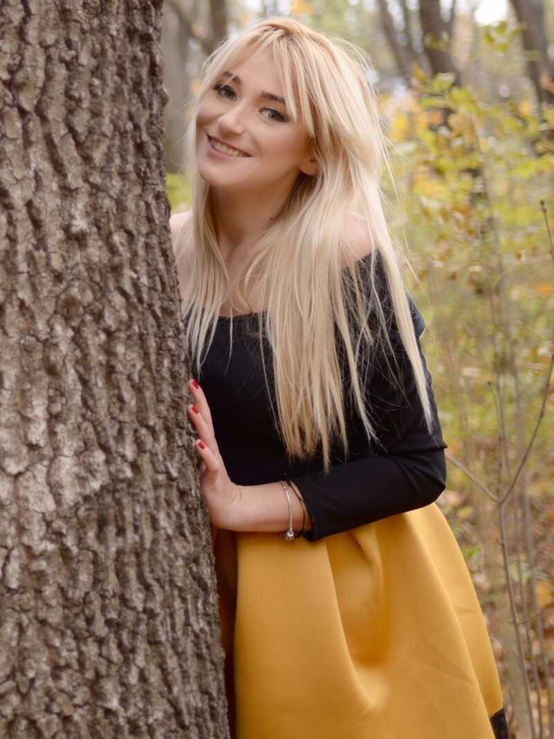 Medeea's Forest Fantasy: A Blonde Amateur Babe Strips Down to Her Hot Outfits in the Great Outdoors! - 
