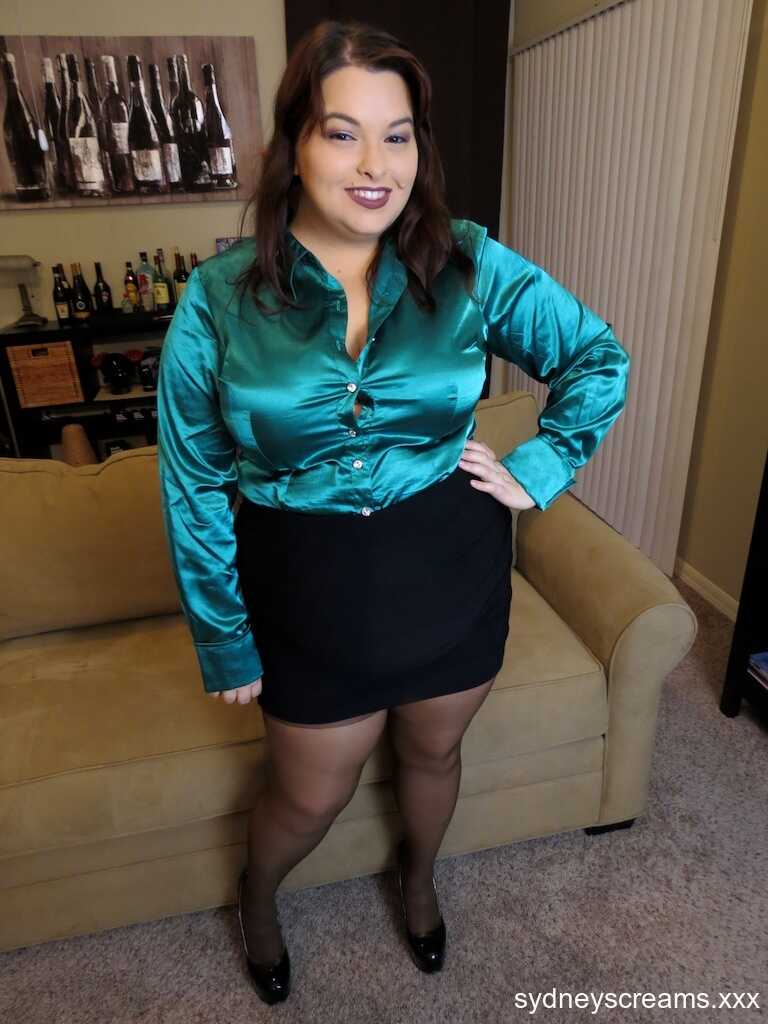 Chubby bombshell Sydney Screams flaunts her big ass in pantyhose & high heels  (or)  Fat Amateur MILF Sydney Screams F...