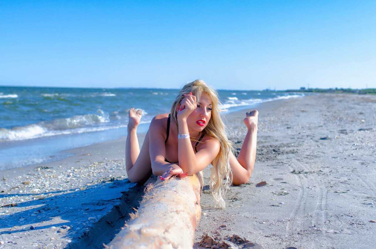 Nikki Joy's Blonde Big Tit Adventure at the Beach