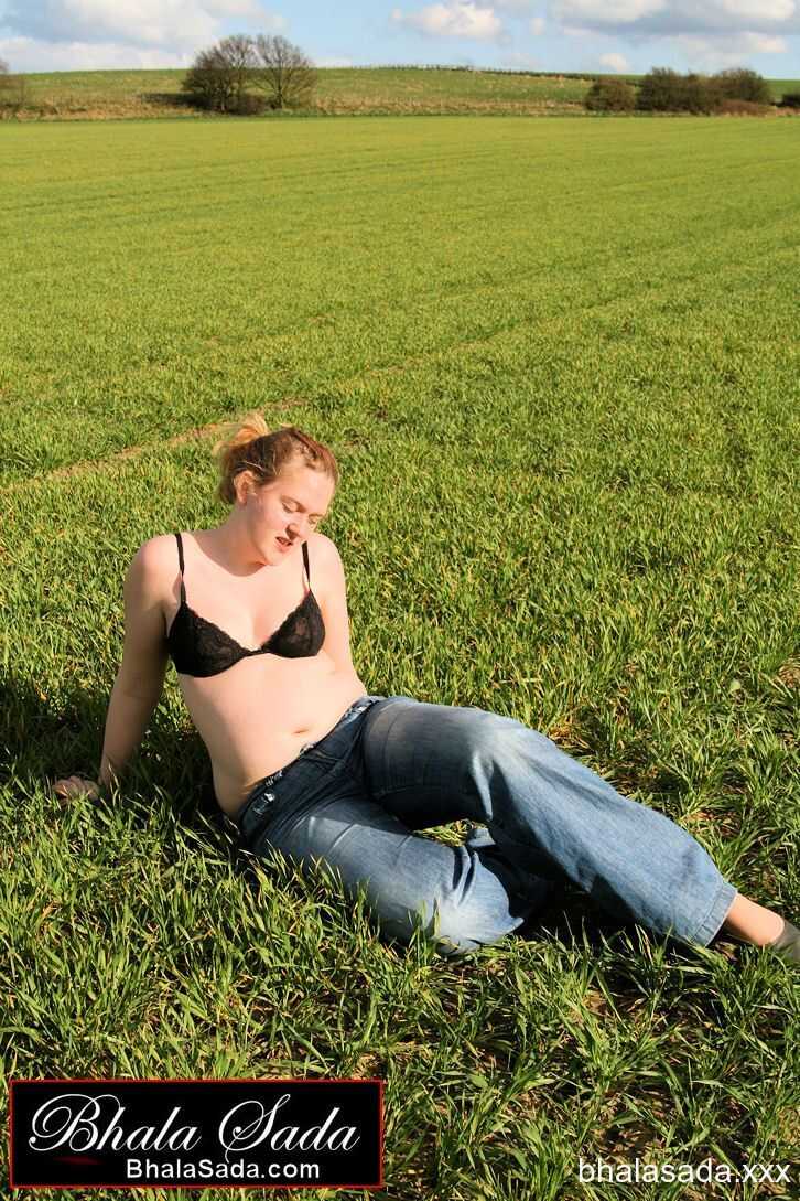 Chubby Babe Bhala Sada Strips In Her Black Lingerie At The Field And Shows Off Her Curvy Booty! - 