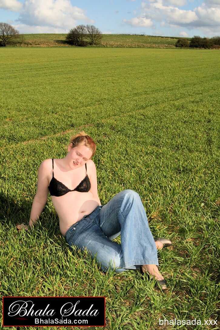 Chubby Babe Bhala Sada Strips In Her Black Lingerie At The Field And Shows Off Her Curvy Booty! - 