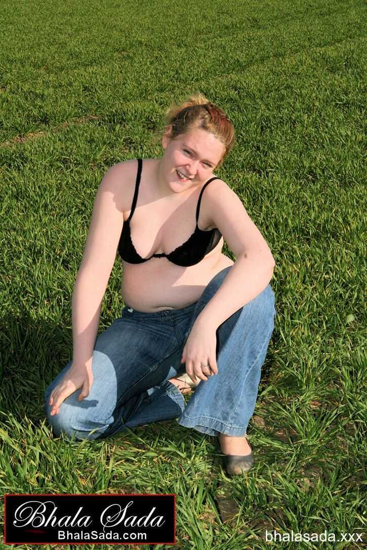 Chubby Babe Bhala Sada Strips In Her Black Lingerie At The Field And Shows Off Her Curvy Booty! - 