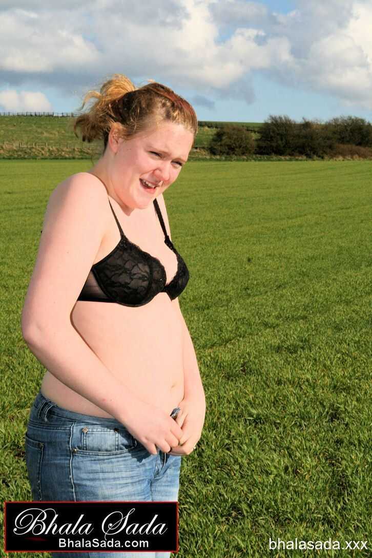 Chubby Babe Bhala Sada Strips In Her Black Lingerie At The Field And Shows Off Her Curvy Booty! - 