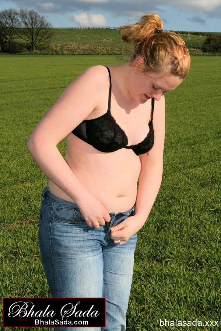 Chubby Babe Bhala Sada Strips In Her Black Lingerie At The Field And Shows Off Her Curvy Booty! - 