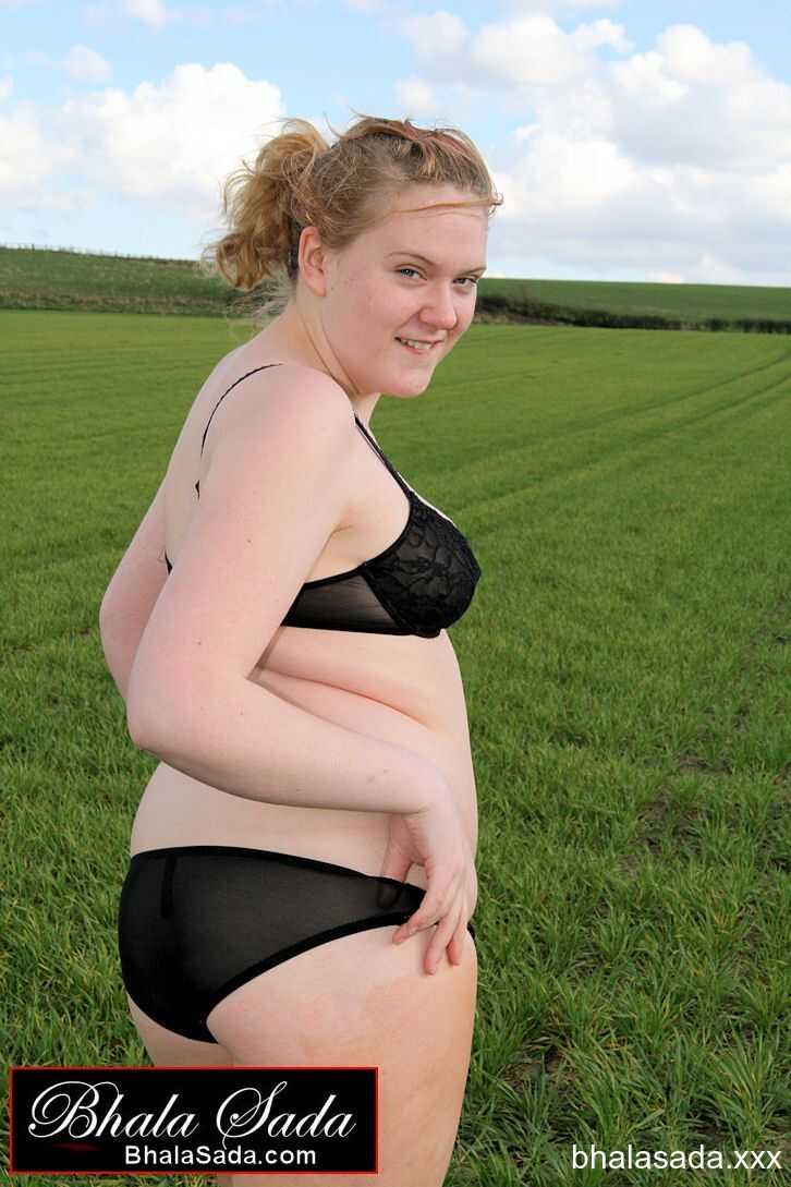Chubby Babe Bhala Sada Strips In Her Black Lingerie At The Field And Shows Off Her Curvy Booty! - 
