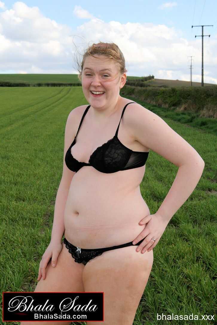 Chubby Babe Bhala Sada Strips In Her Black Lingerie At The Field And Shows Off Her Curvy Booty! - 