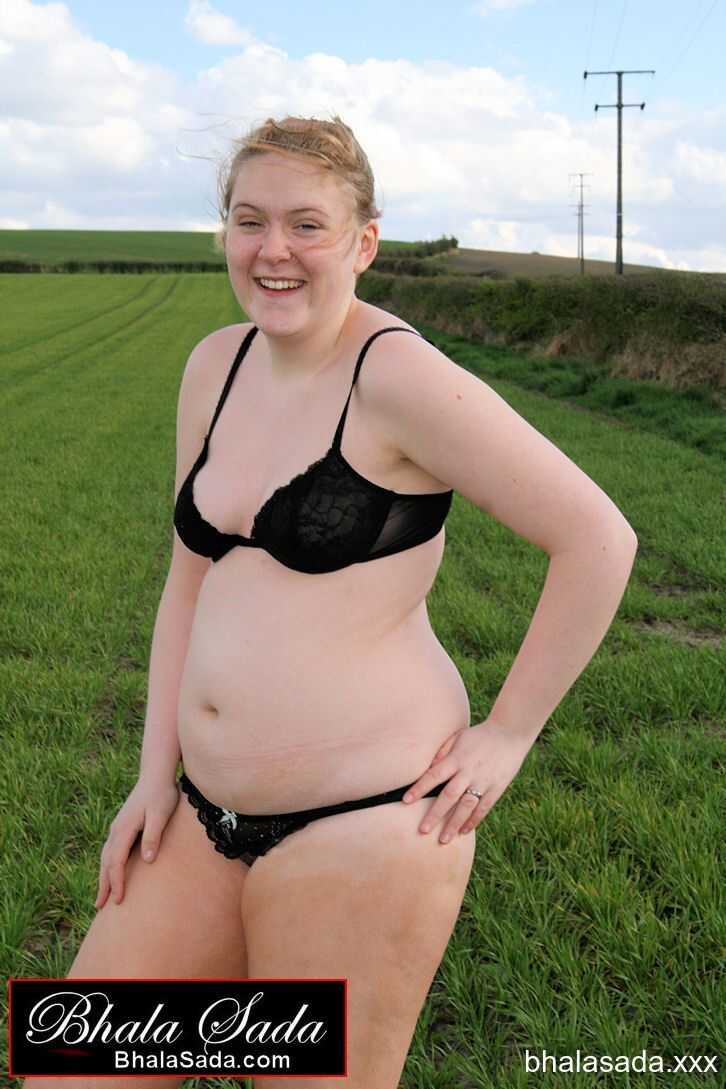 Chubby Babe Bhala Sada Strips In Her Black Lingerie At The Field And Shows Off Her Curvy Booty! - 