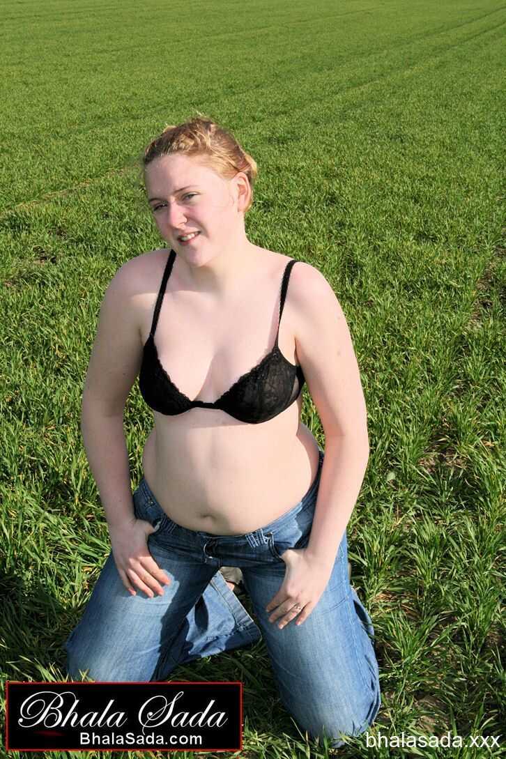Chubby Babe Bhala Sada Strips In Her Black Lingerie At The Field And Shows Off Her Curvy Booty! - 