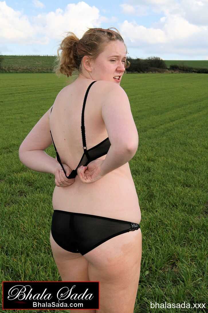 Chubby Babe Bhala Sada Strips In Her Black Lingerie At The Field And Shows Off Her Curvy Booty! - 
