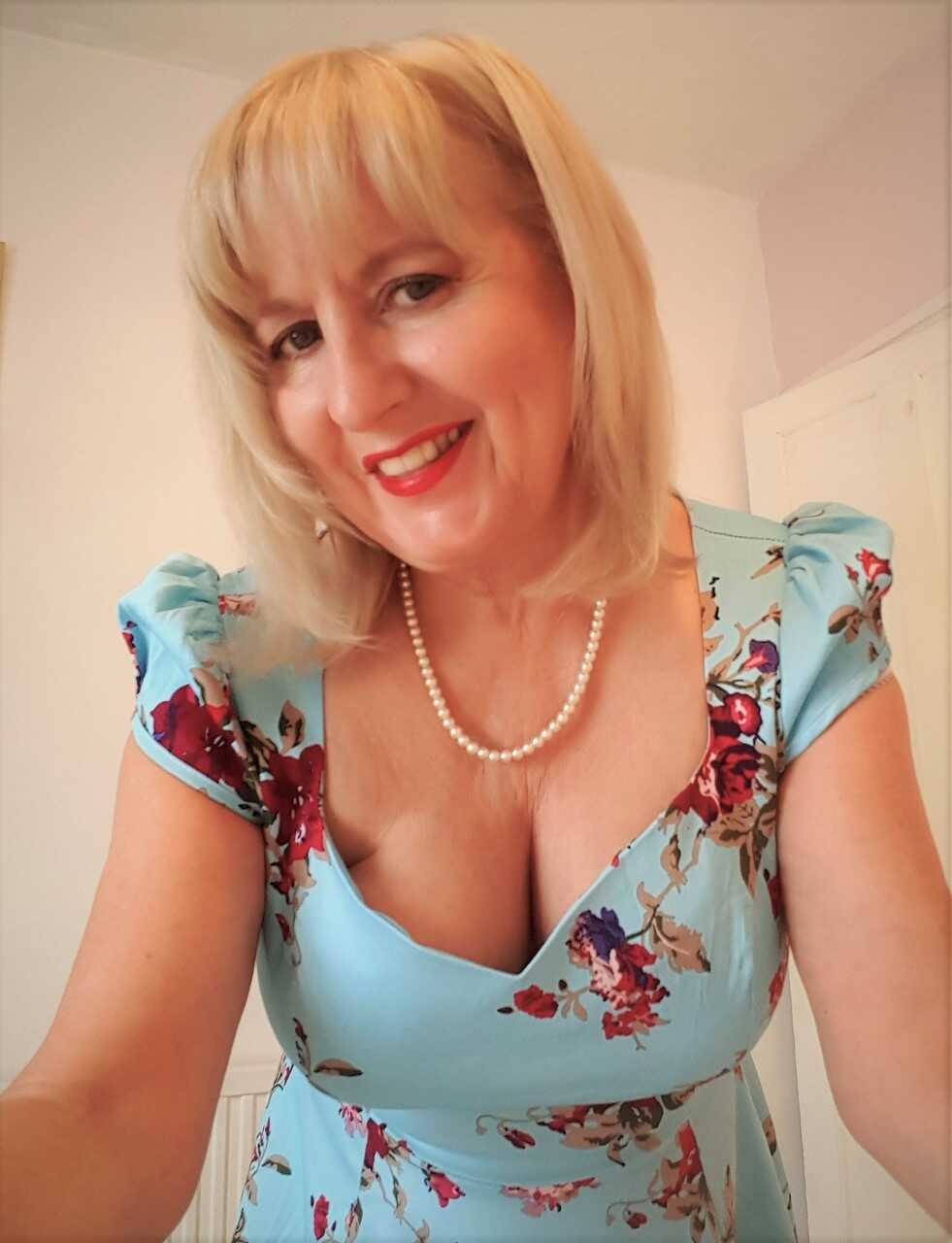 British Lorna Blu's Ass and Tits Showcase: The Mature Naughtiness of a Curvy Cougar - Lorna Blu