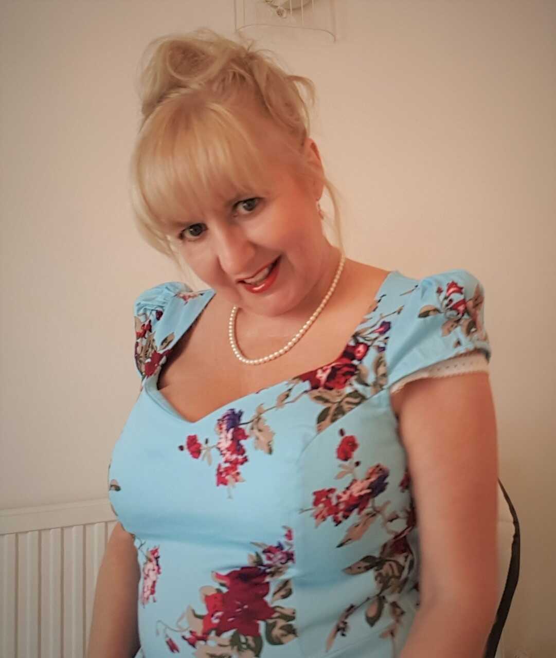 British Lorna Blu's Ass and Tits Showcase: The Mature Naughtiness of a Curvy Cougar - Lorna Blu