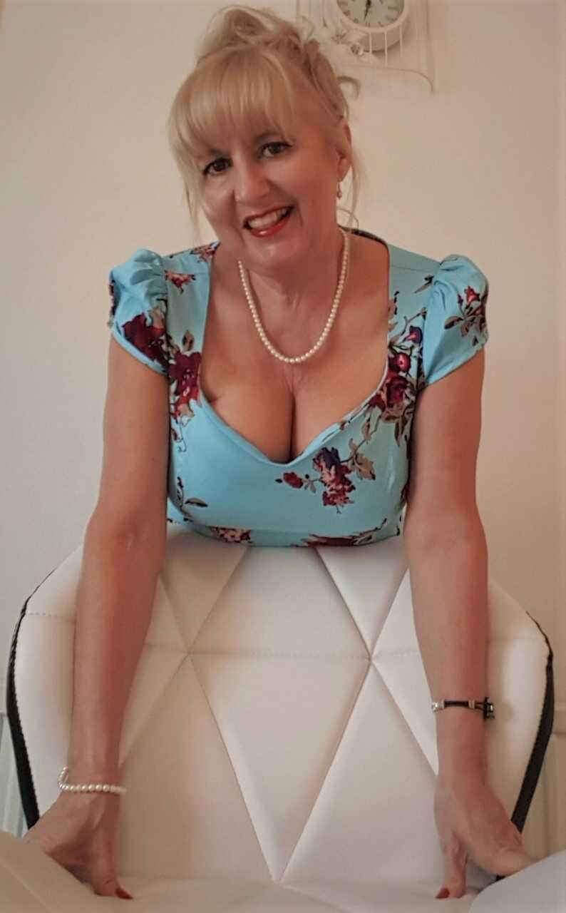 British Lorna Blu's Ass and Tits Showcase: The Mature Naughtiness of a Curvy Cougar - Lorna Blu
