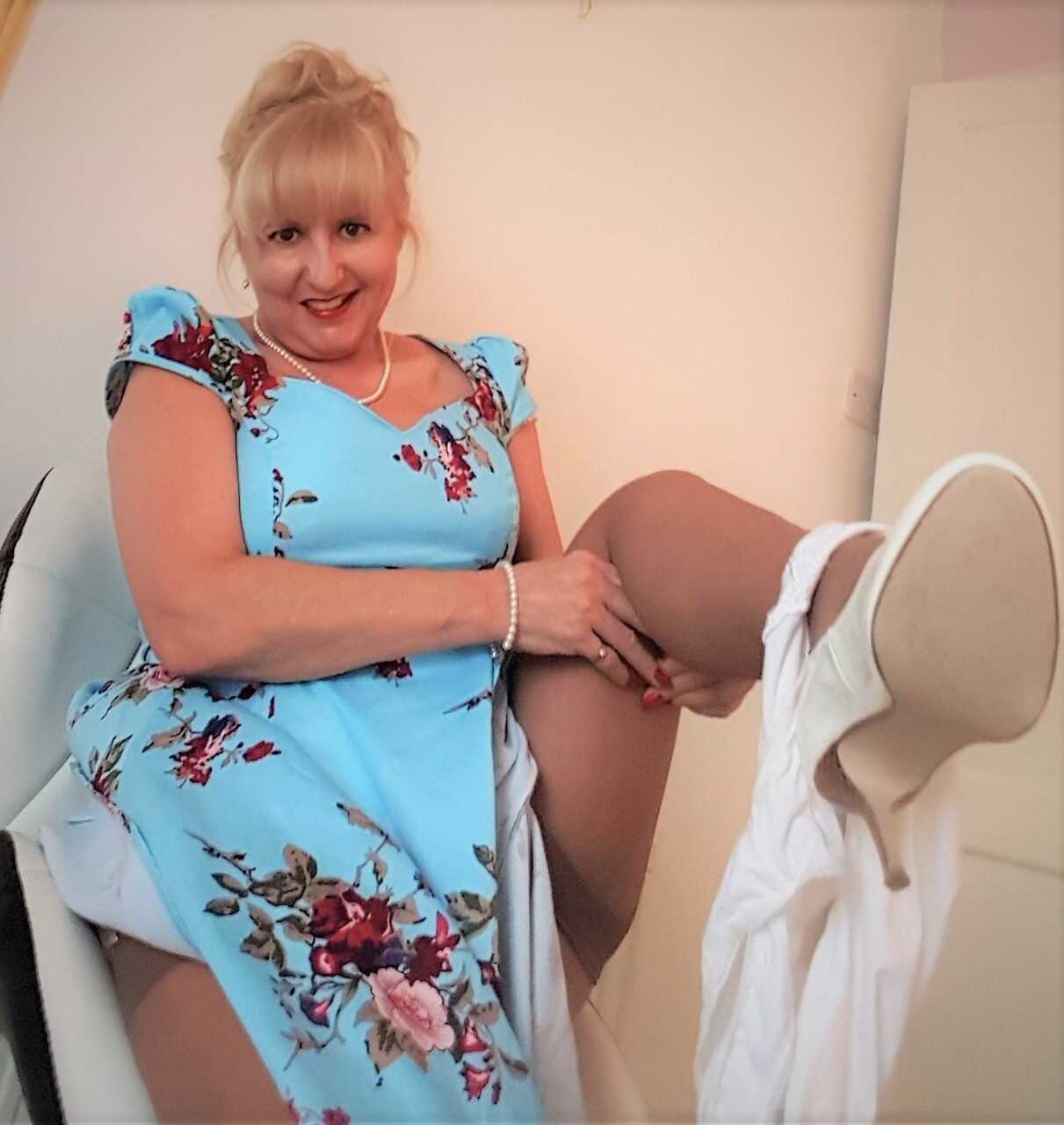 British Lorna Blu's Ass and Tits Showcase: The Mature Naughtiness of a Curvy Cougar - Lorna Blu