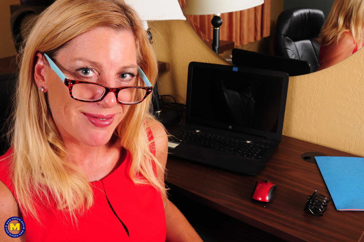 Liz Summers: The Hot Housewife with a Foot Fetish who Can't Resist Masturbating at the Office - Liz Summers