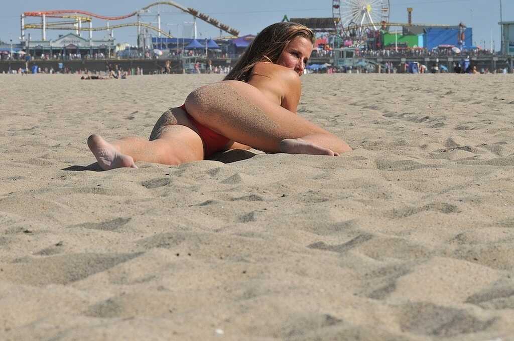 Tall Sofie Marie's Red Bikini MILF Show at the Beach: Cameltoe and More!