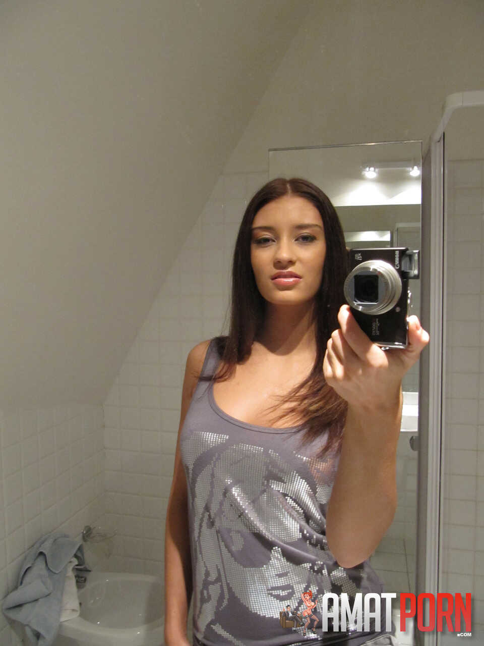 Selfie Queen Exposes Herself In The Shower