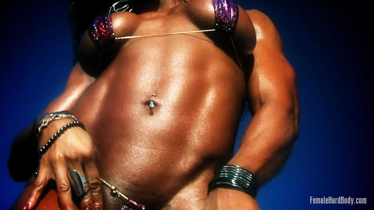 Black bodybuilder Alexis Ellis' muscle worship on the beach leaves us breathless - Alexis Ellis