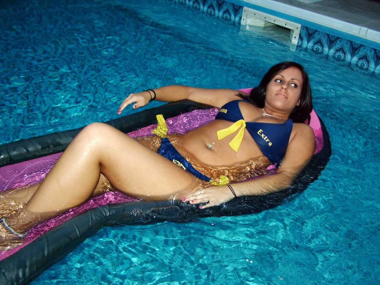 Brunette Babe Takes Off Her Bikini At The Pool And Shows Off Her Chubby Body - 