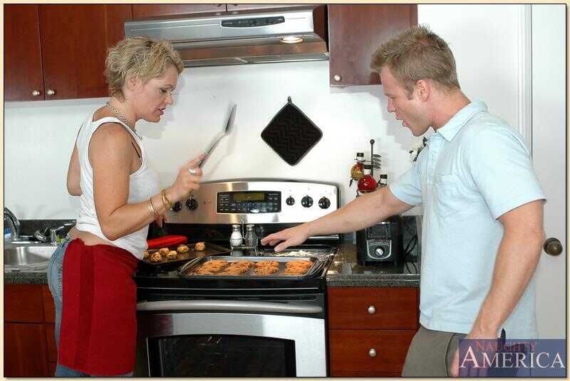 MILF Kelly Leigh gets her ass destroyed by Jeremy's friend - Jeremy Holmes, Kelly Leigh