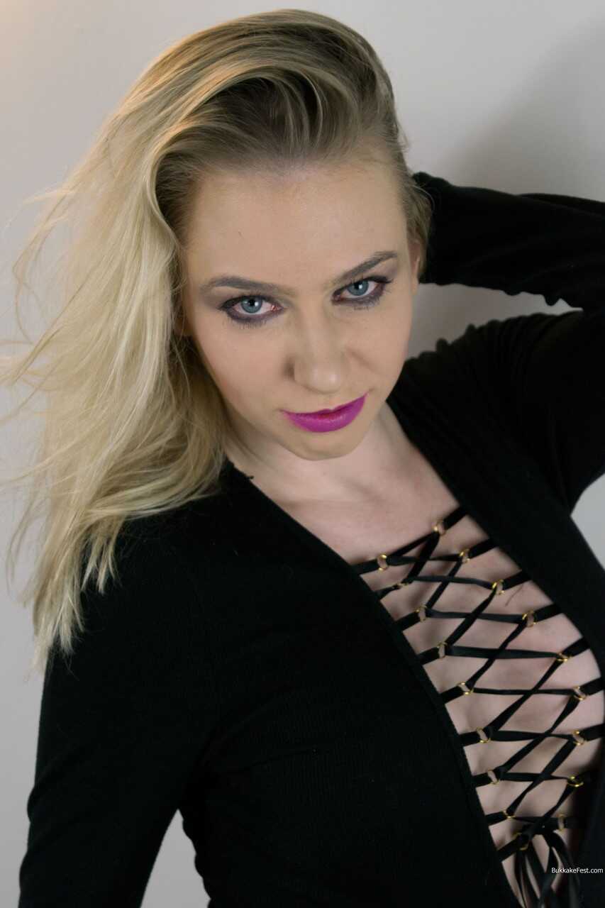 Blonde bombshell Grace Harper strips down to her fishnets and fucks her big booty on camera for the first time! - Grace Ha...