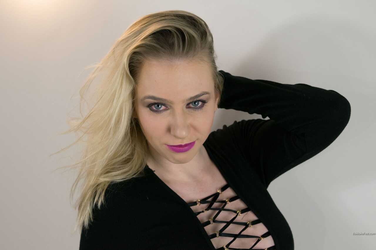 Blonde bombshell Grace Harper strips down to her fishnets and fucks her big booty on camera for the first time! - Grace Ha...