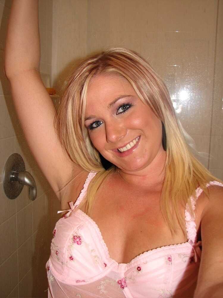 Blonde bombshell Austin flaunts her shaved cunt, pierced big tits and curvy body in a seductive selfie! - 