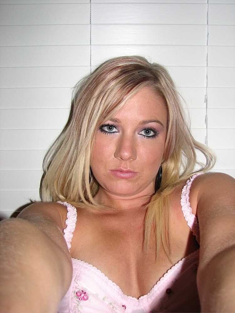 Blonde bombshell Austin flaunts her shaved cunt, pierced big tits and curvy body in a seductive selfie! - 