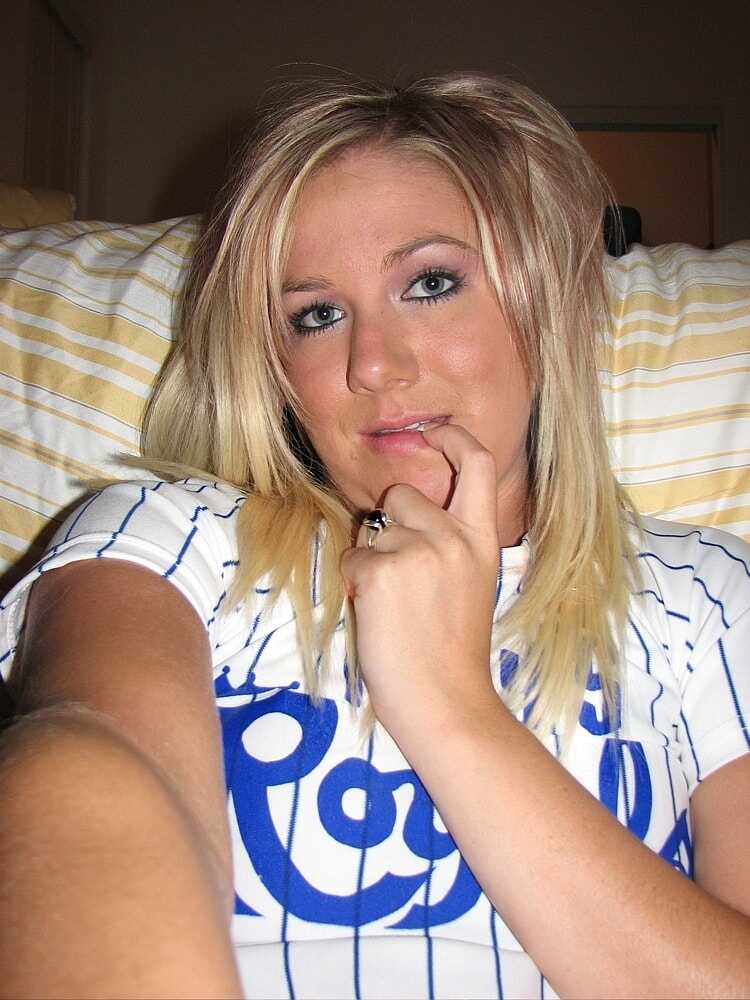 Blonde bombshell Austin flaunts her shaved cunt, pierced big tits and curvy body in a seductive selfie! - 