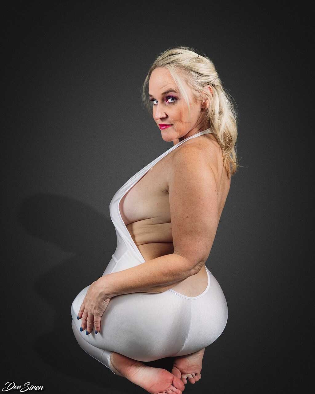 Busty American Fatty Dee Siren Exposes her Thick and Curvy Body in a Sexy One-Piece Outfit - Dee Siren