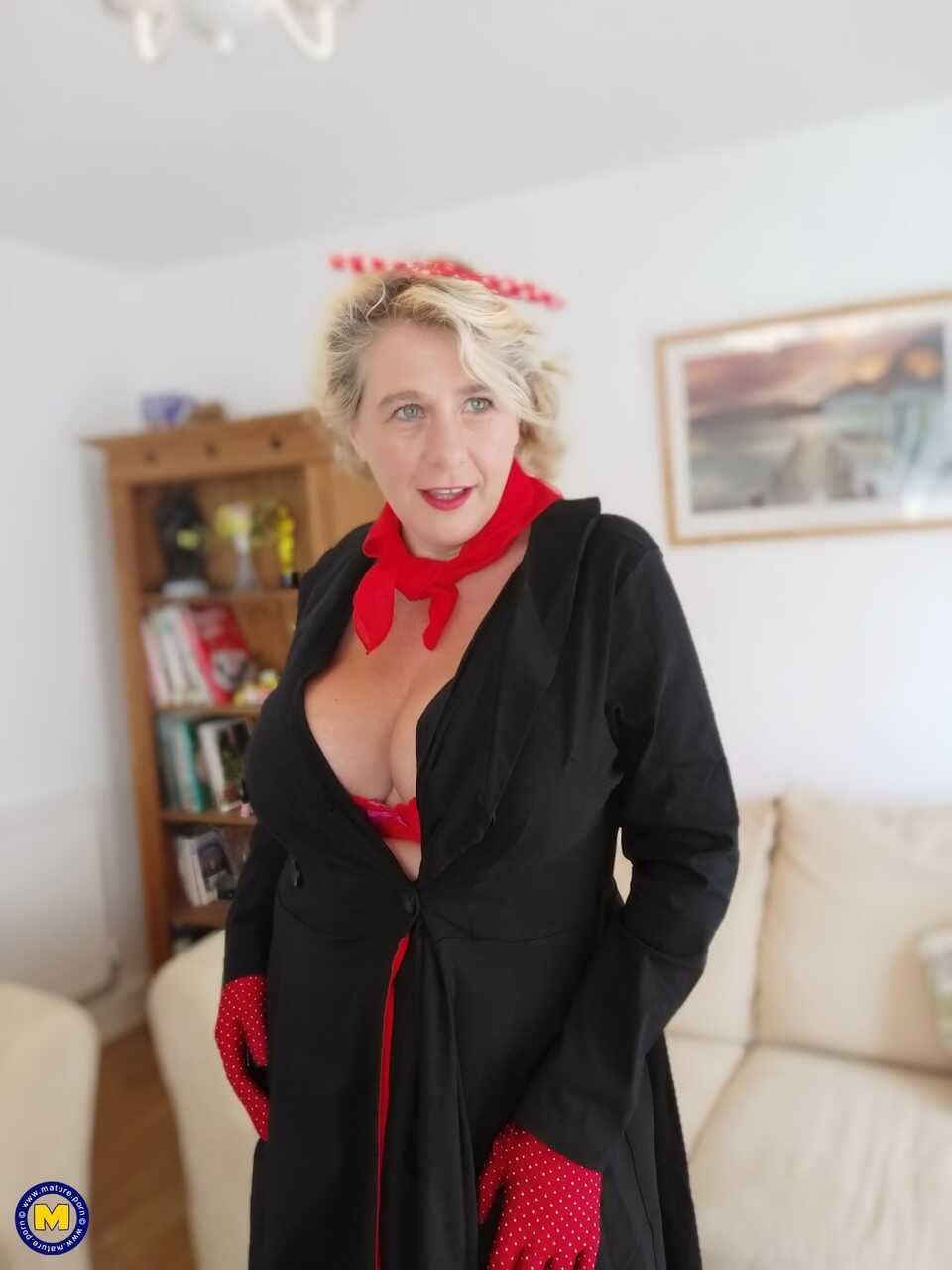 Chubby granny Camilla Creampie teases with her big boobs in sexy lingerie - Camilla Creampie
