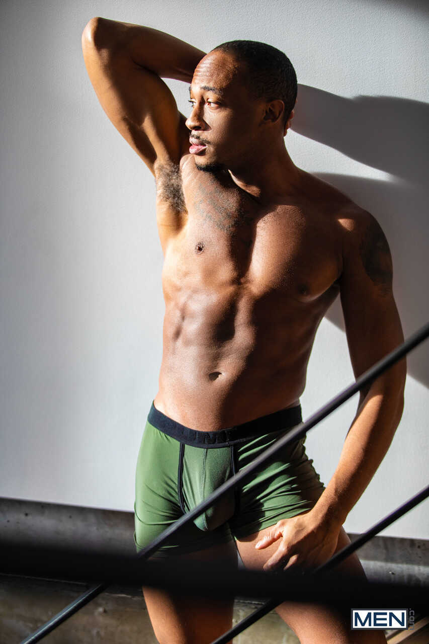 Cheating Muscle God: Black Man Trent King Takes White Top's BBC in the Shower - 