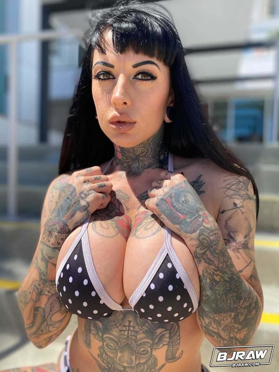 Tatted Up Temptress Jessie Lee Shows off her Massive Knockers and Sets Her Sights on that Juicy Booty! - Jessie Lee