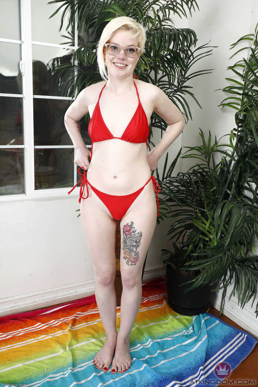 Peeing Pearls Amateur Pearl Sinclair Exposes Her Pink Love Holes For The First Time - Pearl Sinclair