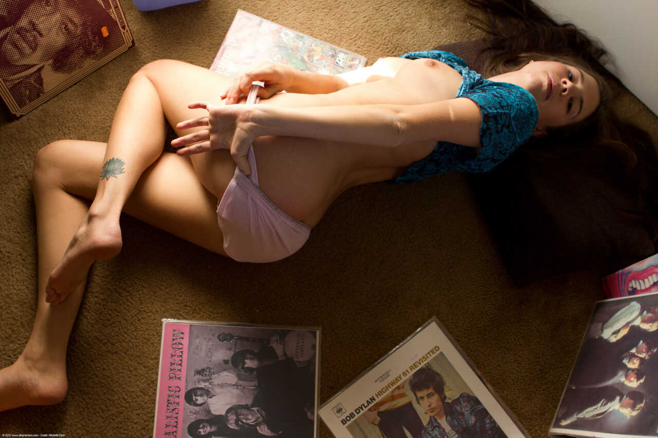 Brunette teen Lily spreads her legs and flaunts her wet pussy in a solo show - Lily