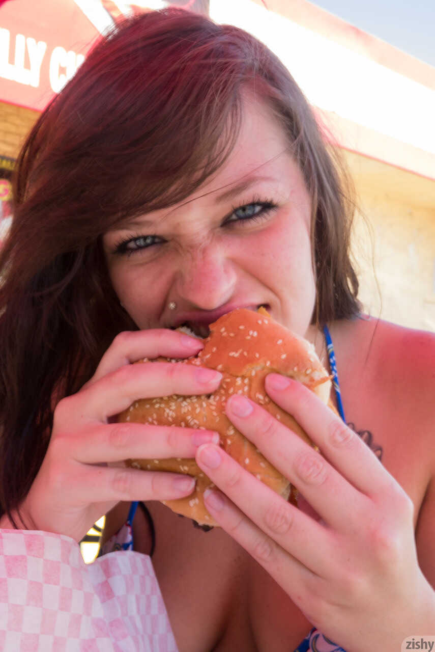 Girlfriend with nice booty Hannah Kinney flashes her ass while eating outdoors and reveals her big tits in public. - Hanna...