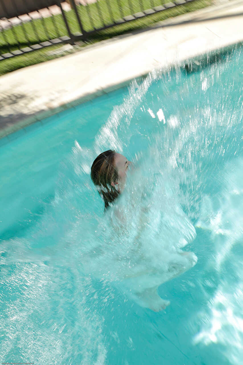 Busty Jessie Parker Gorgeous Amateur Swimming Pool Tease