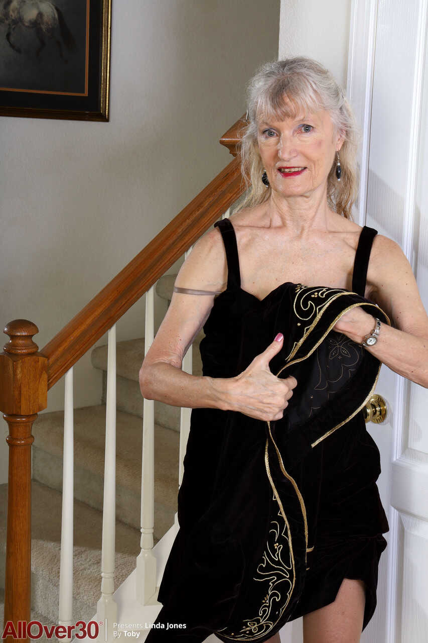MILF Linda Jones strips fully naked & spreads her trimmed pussy for hot mature sex - Linda Jones